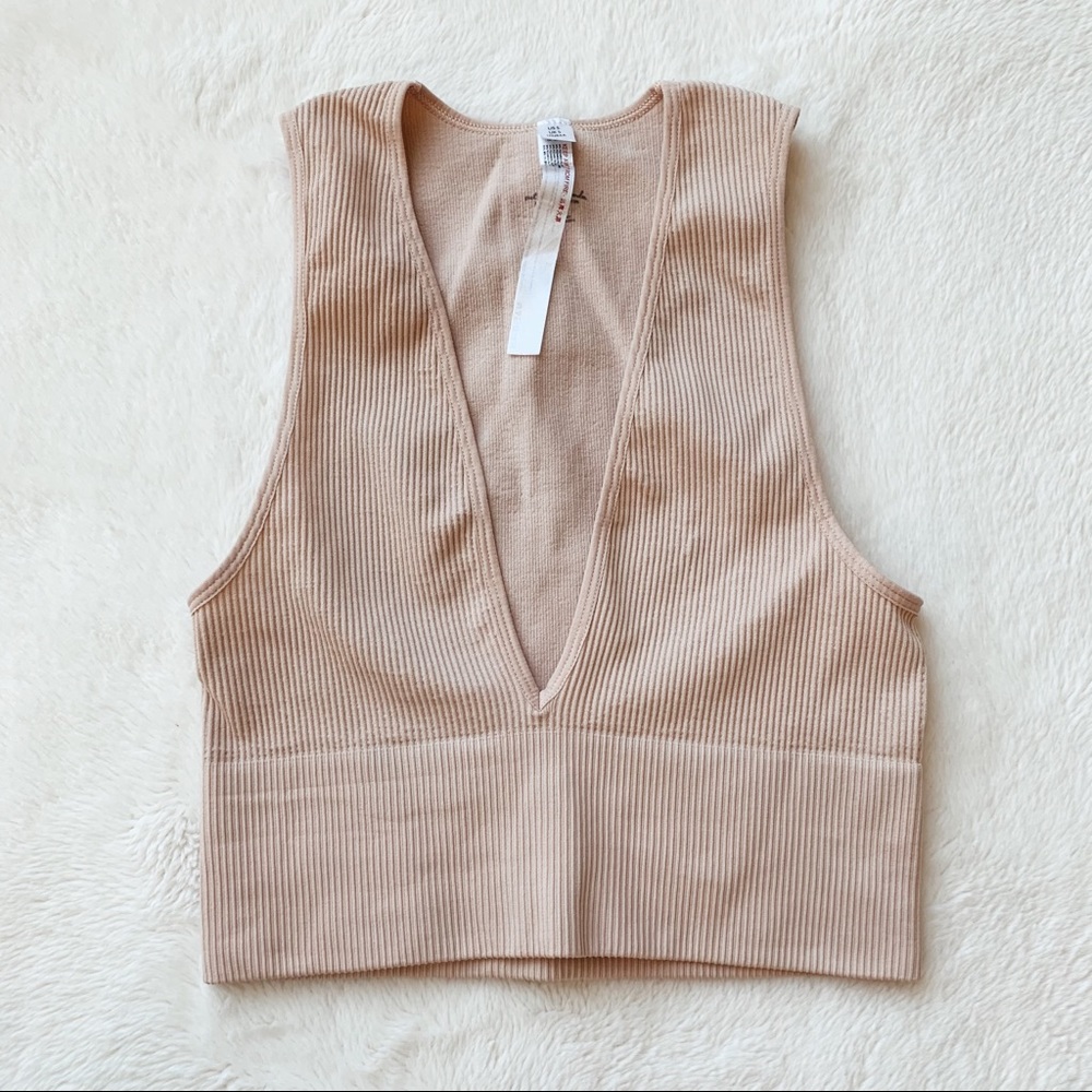 UO V-NECK CROP TOP